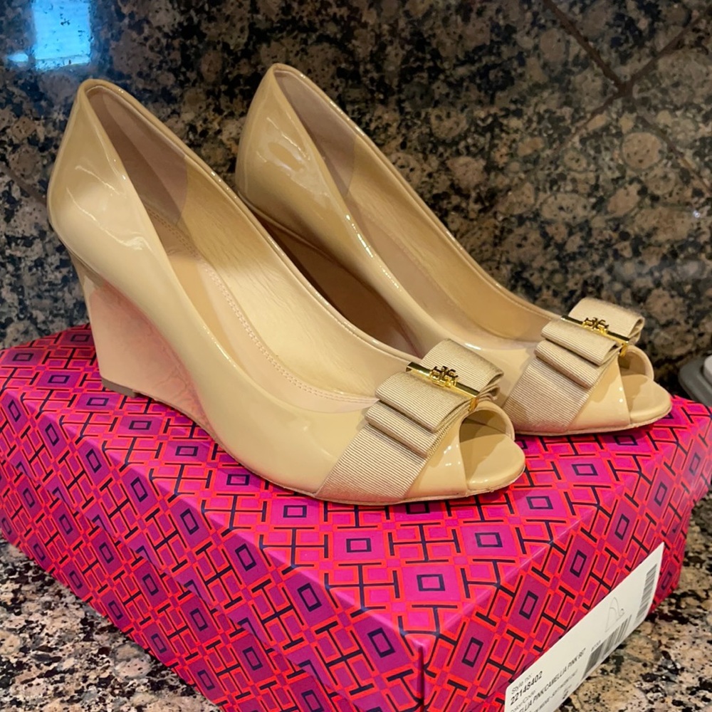 EUC Tory Burch size 8 Trudy open toe wedge in tan